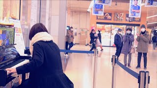 【感動】駅の古いピアノで「チェリー」を弾いたら突然女性が立ち止まって・・・