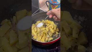 Aloo palak#subscribe #irfanakitchendiary #food #viralvideo #viralreels #trending #short #recipe