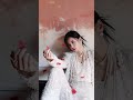 kelly于​文文studio 风轻轻吹起红色花瓣，一场玫瑰雨为你而落。🥀@kellyyu 于文文有歌2024