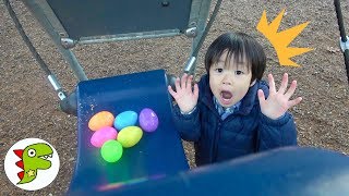 レオくんが公園でたまご探しをするよ！遊具にたまごが隠されているよ！トイキッズ