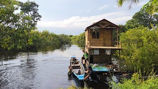 Berpetualang di  atas rumah rakit tengah sungai  makan ikan  hasil berburu