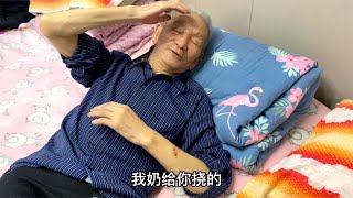 85岁奶奶把爷爷胳膊挠坏了，孙子问奶奶啥原因？听完让人哭笑不得