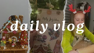 Daily Vlog// Výlet do Prahy, zdobení perníkové chaloupky, výroba adventního věnce