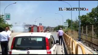 I vigili del fuoco intervengono per domare le fiamme sul bus