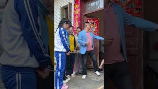 老公前妻當初嫌棄老公家裏窮，帶著三胞胎女兒就走了，結果他前妻再婚孩子們都丟給了她外公相依為命，孩子考上大學也無能為力，只好帶著孩子們來找爸爸借，说只希望成為棟梁之才#劇情#人生百態#shorts