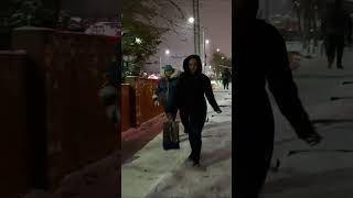 雪上走路的氣質俄羅斯女孩｜Temperament Russian girl walking on snow