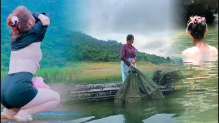 The girl catches fish and shrimp traps in lakes and streams, making a living on the lake surface