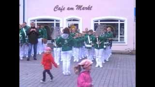 Der Nachwuchsspielmannszug Mutzschen beim Maibaumstellen in Mutzschen am 30.04.2013 (7/14)