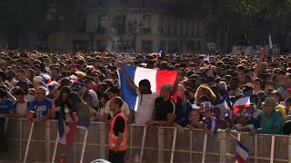 La fan zone de Paris fait le plein pour France-Belgique