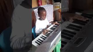 Il n'y a pas d'âge pour apprendre le synthétiseur. #piano #pianiste #enfance #france #africa