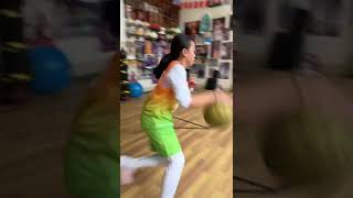 682集 | 百折不挠,Shaq vs her litter brother playing basketball