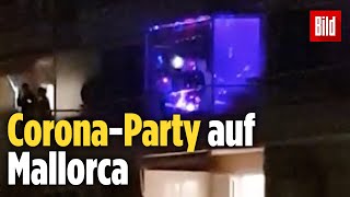 Dieser DJ legt von einem Balkon aus auf