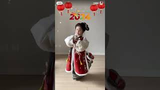 女儿的新年舞🧨音乐一响我已经想过年了  #騙你生女兒 #人類的幼崽有多可愛 #shorts