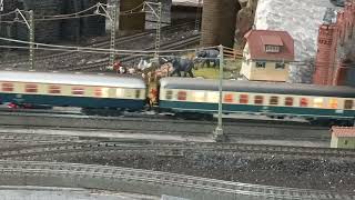 MODELLEISENBAHN MÄRKLIN DIGITAL ANLAGE H0. BR 218 MIT PERSONEN ZUG. BR 85 MIT TANK WAGEN.