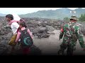 banjir lahar dingin semeru babinsa bantu siswa seberangi sungai onenews update