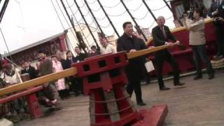 China's Vice President Xi Jinping hoist a sail aboard the Swedish Ship Götheborg