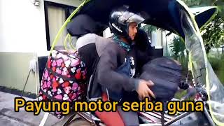 Payung motor Serbaga Guna . di jalan kota Sintang