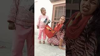 कितनी चालाक बच्ची है😲😲#shortvideo #viral #comedy #youtubeshorts #funny