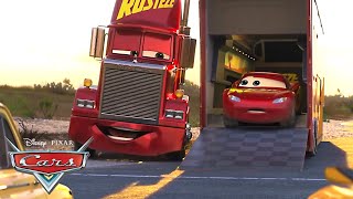 Mack Ayuda a Crear un Disfraz para Rayo McQueen | Pixar Cars