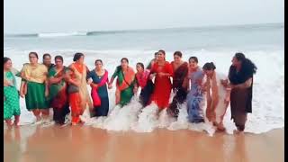 പെണ്ണുങ്ങൾക്ക് പറ്റിയ അമളി, sea waves and ladies, joking of ladies, കടലിനോട് കളിക്കല്ലേ