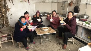 The 2 daughters go back to their parents’ house and cook noodles for grandma’s stewed chicken