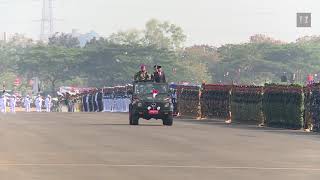 MOMENT PRESIDEN PERIKSA PASUKAN UPACARA