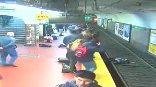 Buenos Aires, uomo colto da malore spinge donna sulle rotaie della metro