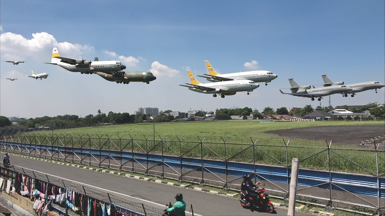 Nonton Pesawat TNI AU Antri Mendarat Di Bandara Husein Sastranegara ...