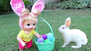 La muñeca Baby Alive Sara buscando muchos Huevitos de Pascua con un Conejito de verdad!!! TotoyKids