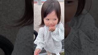 顔でアイスを食べ、服になすりつける2歳児#shorts