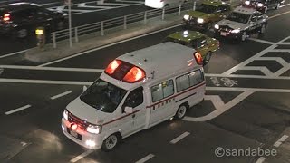 警察自ら隊パトカーグッジョブ！緊急走行の救急車を優先。The Mobile Patrol Force yield a course for an ambulance.