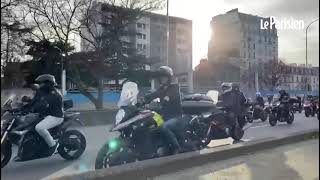 Interdiction de la circulation interfiles: des centaines de motards défilent sur le périphérique