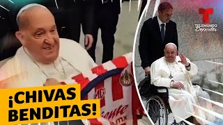 El Papa Francisco recibe y bendice una camiseta de Chivas | Telemundo Deportes