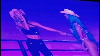 Anahi e Karol G Salvame - Participação especial no show da cantora Karol G