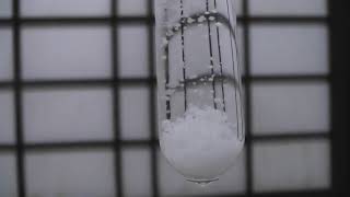 試験管の中に雪をふらす実験