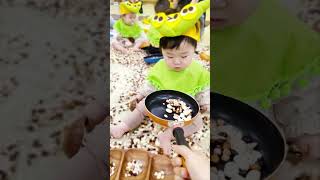 10개월아기 콩볶기 놀이 | 제법 자세가 나오는 도담이 | 문센은 즐거워 🥜 #shorts #baby