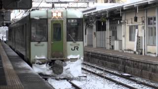 長野駅を発車する飯山線直通キハ110系普通列車