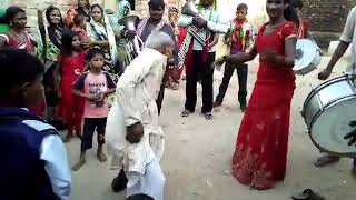 Is Budhe aadami ka yah dance Dekhkar when log hairan