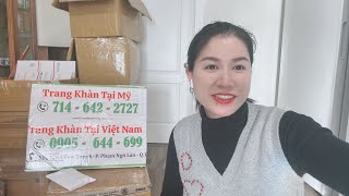 trang khàn mùng 1 tết vất vả nhận hàng Việt Nam mưu sinh