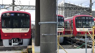 京急線99Sエアポート急行品川行き1000形1893-1と39普通浦賀行き1000形331、99S快特ウイング号成田空港方面佐倉行き1000形453が金沢文庫検車区の車止めに停車中！