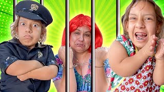 MC Divertida Brinca de ser Policial e SALVA Maria Clara de uma BABÁ ESQUISITA - Família MC Divertida