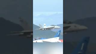 ベタ低離陸とうっすらベイパーコーンが見えるF/A-18ホーネットのハイスピードパス！#岩国基地 #フレンドシップデー #戦闘機  #shorts # air fighter  #6247hijet