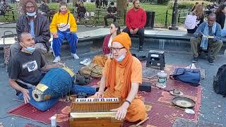 Natabara Gauranga Prabhu Chants Hare Krishna at Washington Square and a Girl Plays Shakers \u0026 Chants