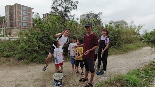 小囿带家人和粉丝赶海，连抓肥硕的值钱大海货，新鲜下锅太美味了