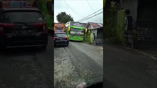 Duet Telolet Basuri bus pariwisata vs mobil pick up #shots #teloletbus