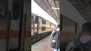 WAP-7 HWH #30557 LED BOKARO EXPRESS ARRIVING VSKP #shorts #wap7 #hwh #vskp #indianrailways