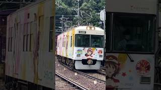 石山寺駅を発車する京阪大津線700形「響け！ユーフォニアム」ラッピング電車2023