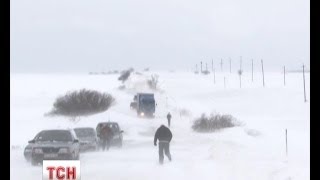 Снігопади лишають людей у сніговій пасці