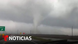 Texas sufre los embates del tiempo severo con múltiples tornados reportados | Noticias Telemundo