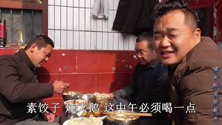 一份铁锅炖大鹅,喝二两小酒,小伙中午吃饭,再来碗三鲜馅饺子,过瘾